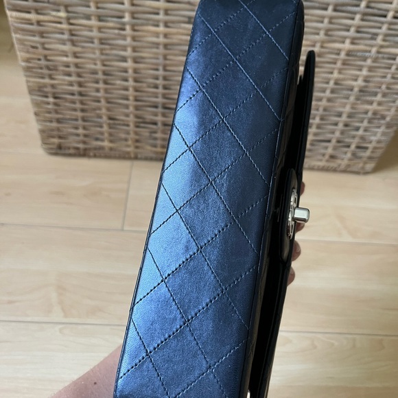 Chanel Medium Classic Flap - Picture 4 of 11